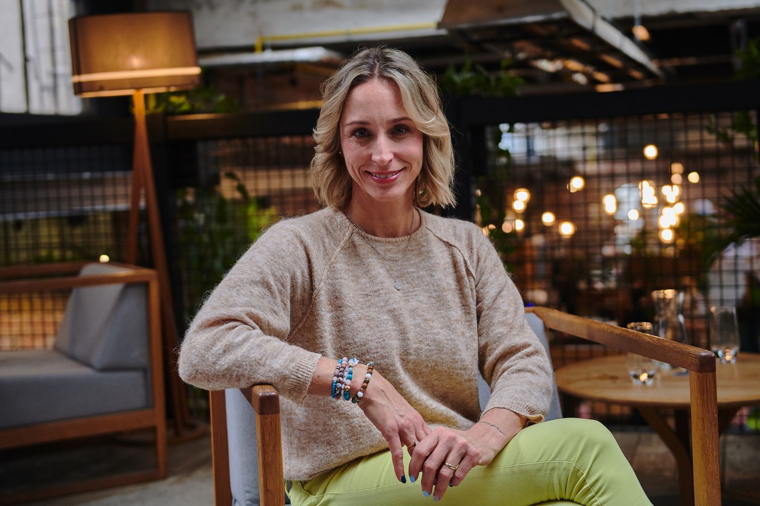 Veronika Blaho sedí v křesle v teplé lounge scéně